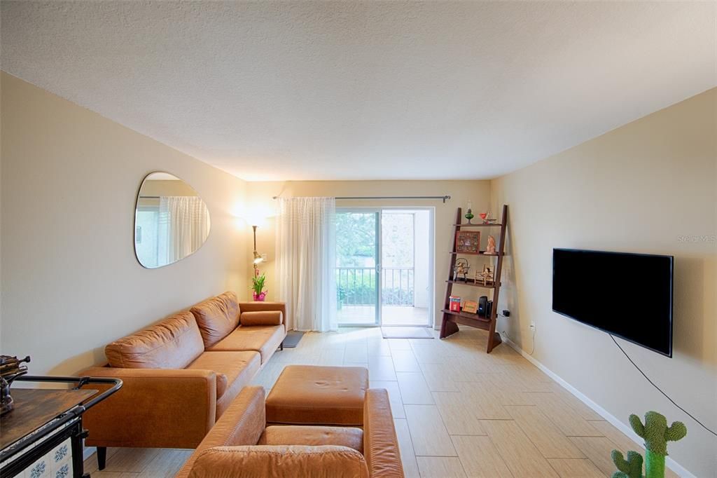 待售: $175,000 (2 贝兹, 1 浴室, 905 平方英尺)