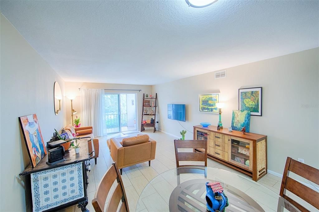 待售: $175,000 (2 贝兹, 1 浴室, 905 平方英尺)