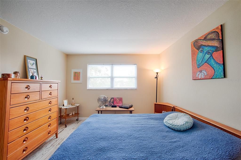 待售: $175,000 (2 贝兹, 1 浴室, 905 平方英尺)