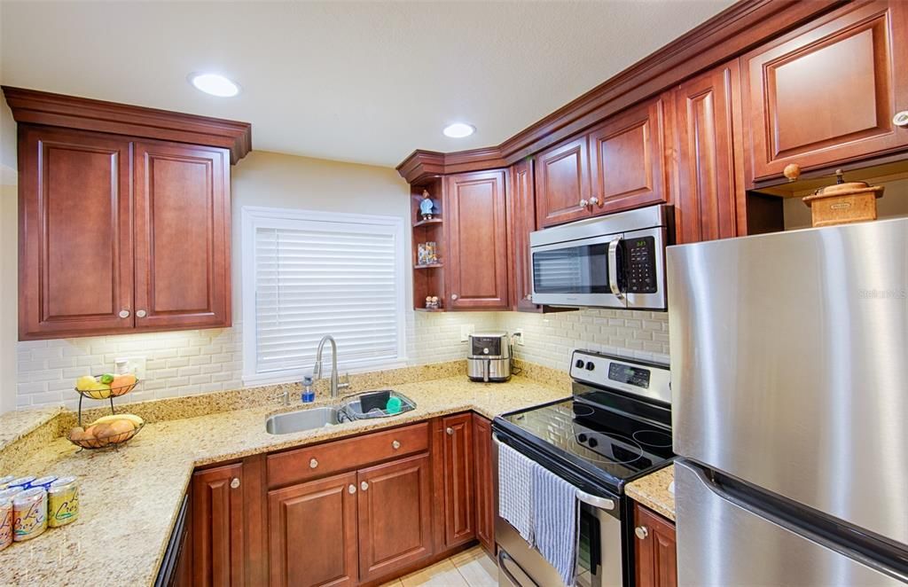 待售: $175,000 (2 贝兹, 1 浴室, 905 平方英尺)