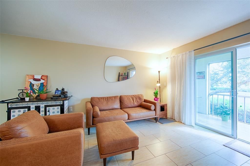 待售: $175,000 (2 贝兹, 1 浴室, 905 平方英尺)