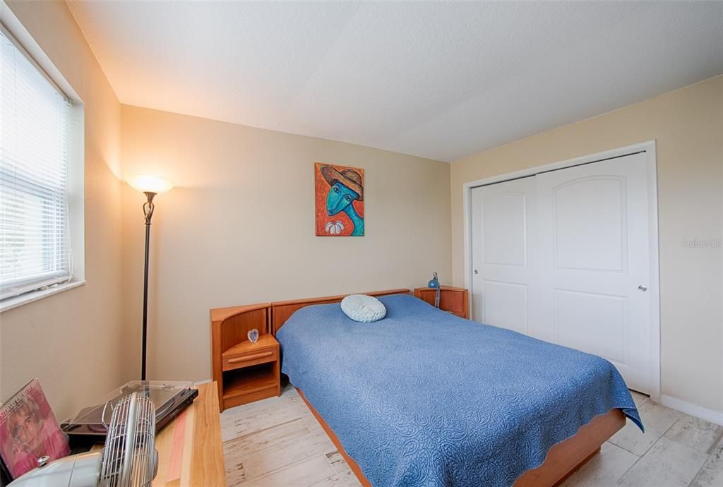 待售: $175,000 (2 贝兹, 1 浴室, 905 平方英尺)