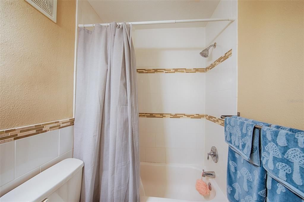 待售: $175,000 (2 贝兹, 1 浴室, 905 平方英尺)