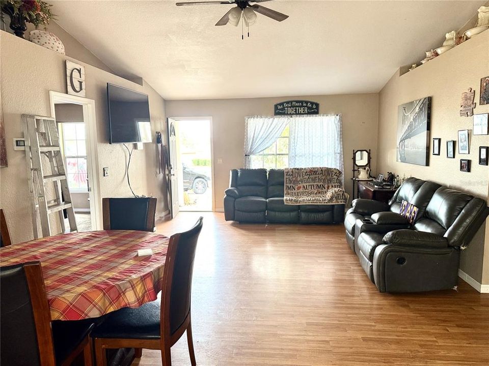 На продажу: $280,000 (3 спален, 2 ванн, 1248 Квадратных фут)