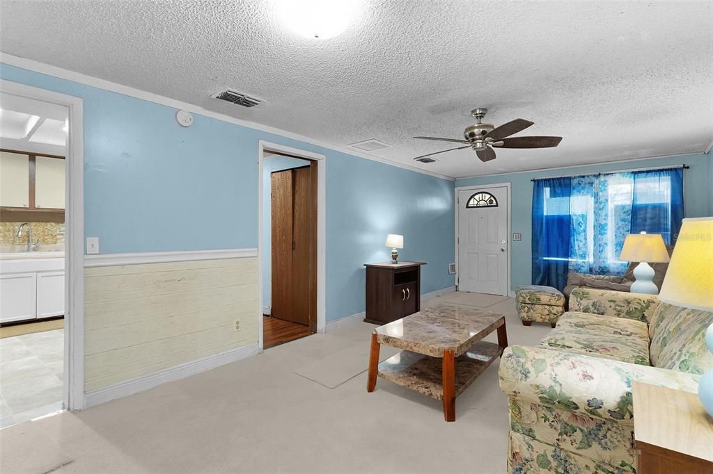 For Sale: $169,000 (2 beds, 1 baths, 1008 Square Feet)