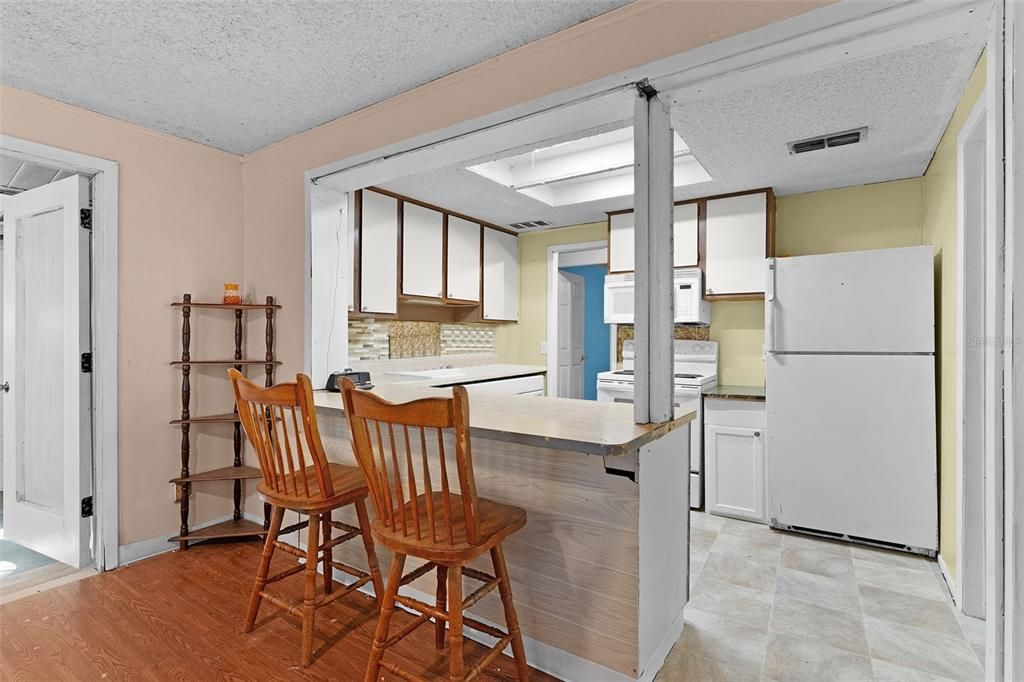 For Sale: $169,000 (2 beds, 1 baths, 1008 Square Feet)