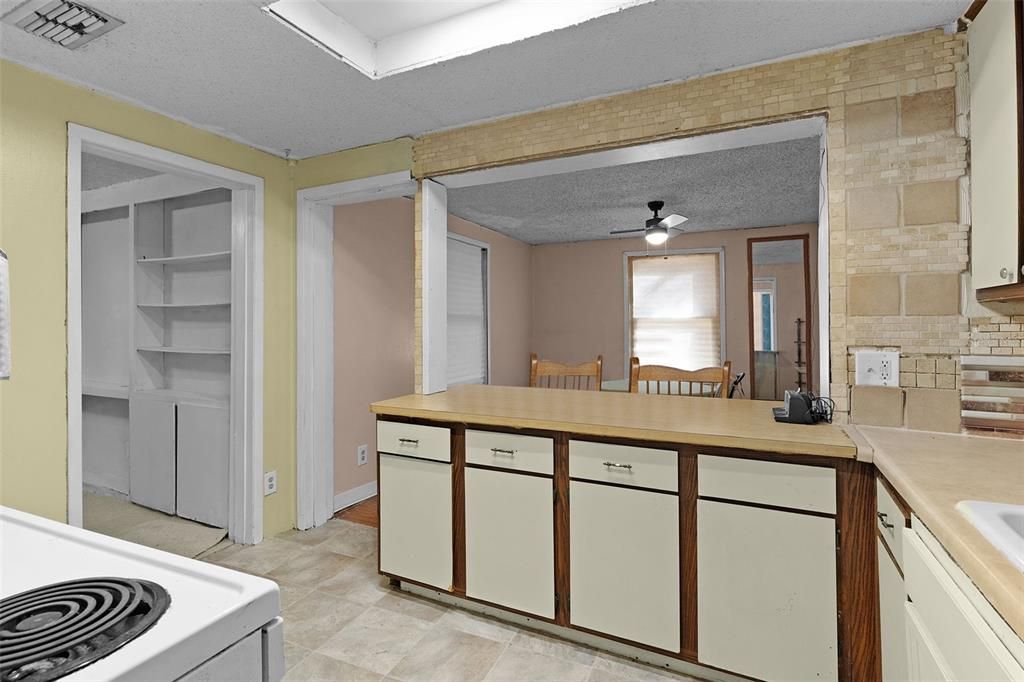 For Sale: $169,000 (2 beds, 1 baths, 1008 Square Feet)