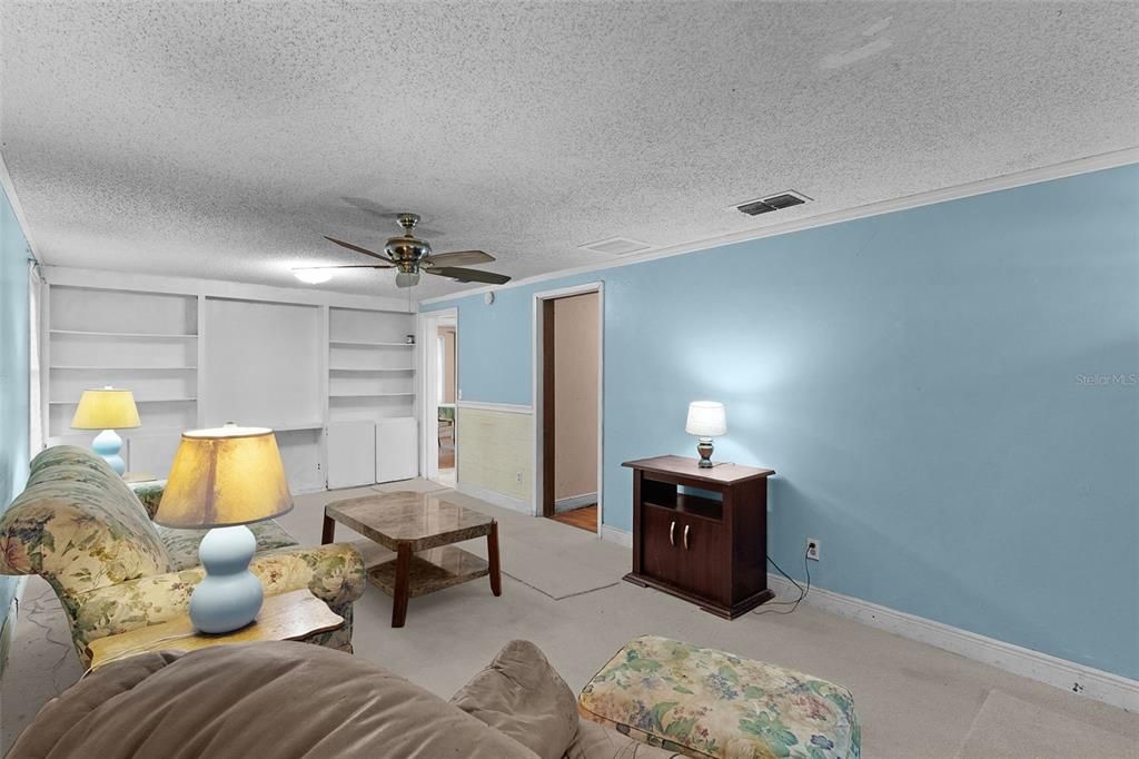 For Sale: $169,000 (2 beds, 1 baths, 1008 Square Feet)