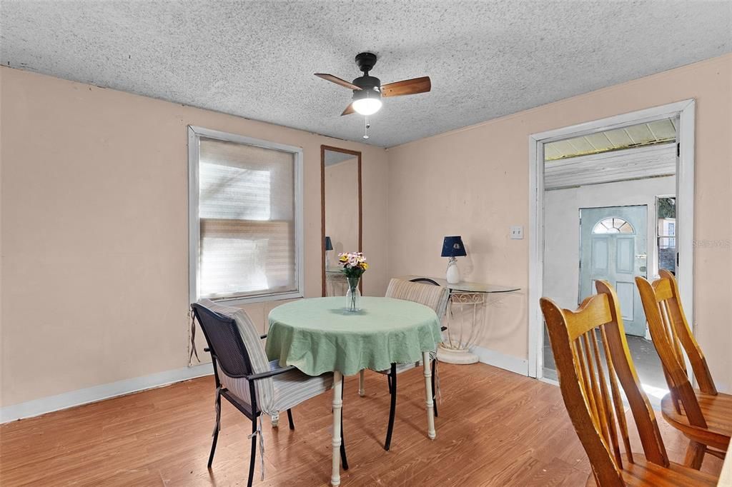 For Sale: $169,000 (2 beds, 1 baths, 1008 Square Feet)