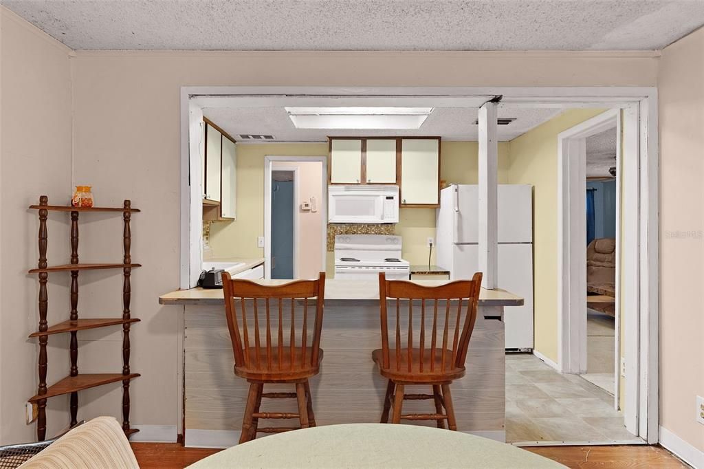 For Sale: $169,000 (2 beds, 1 baths, 1008 Square Feet)