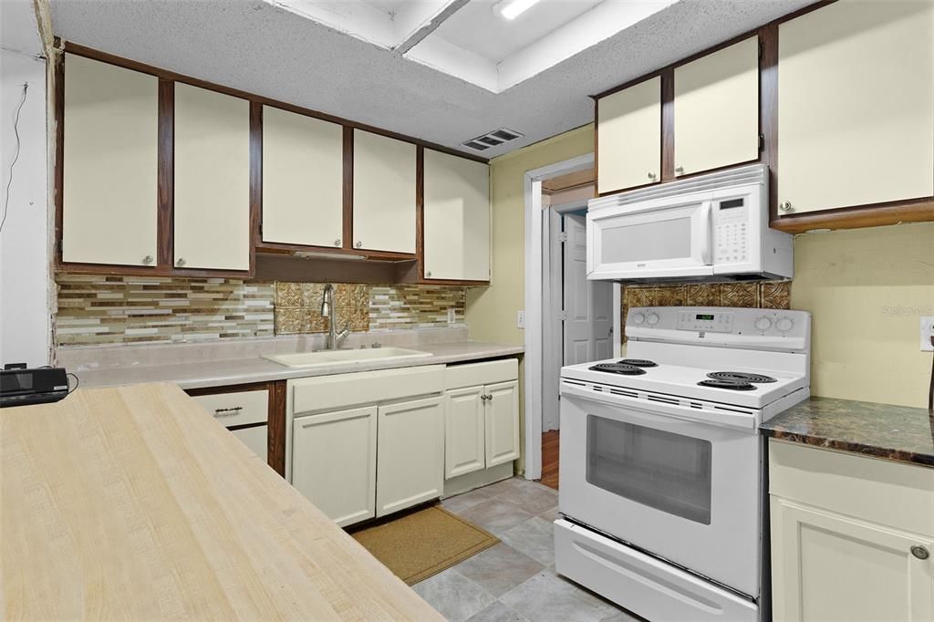 For Sale: $169,000 (2 beds, 1 baths, 1008 Square Feet)