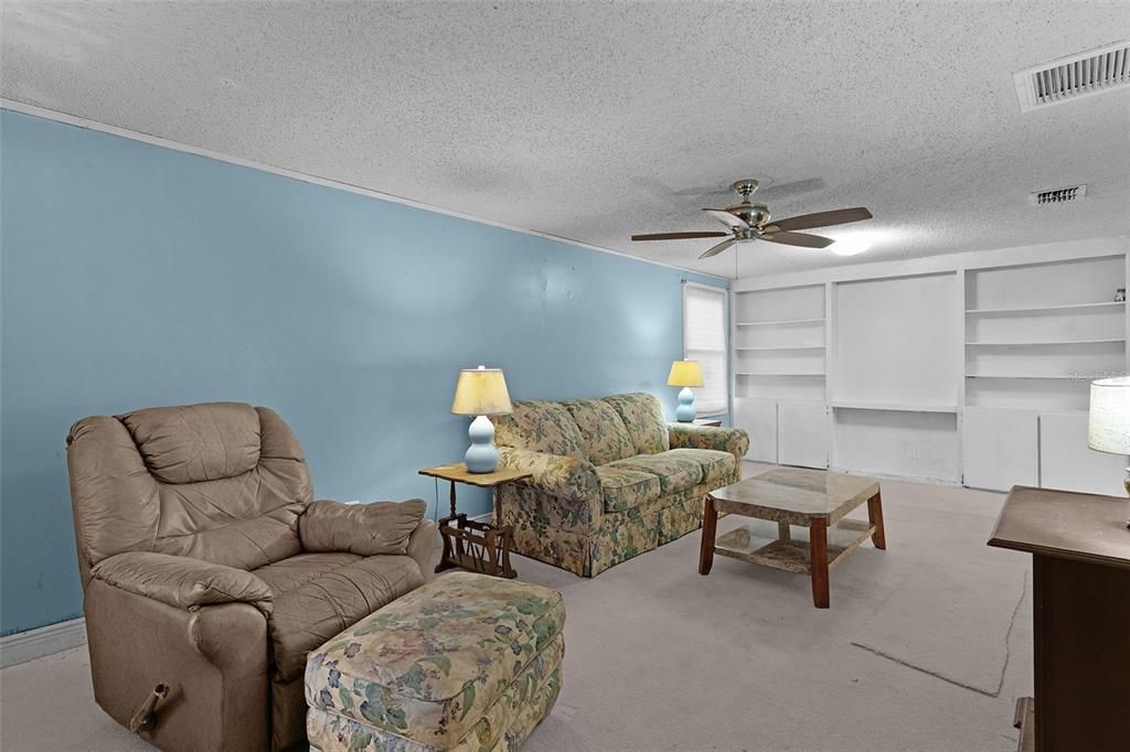 For Sale: $169,000 (2 beds, 1 baths, 1008 Square Feet)