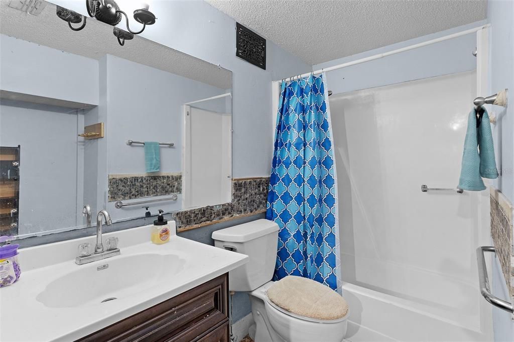 For Sale: $169,000 (2 beds, 1 baths, 1008 Square Feet)