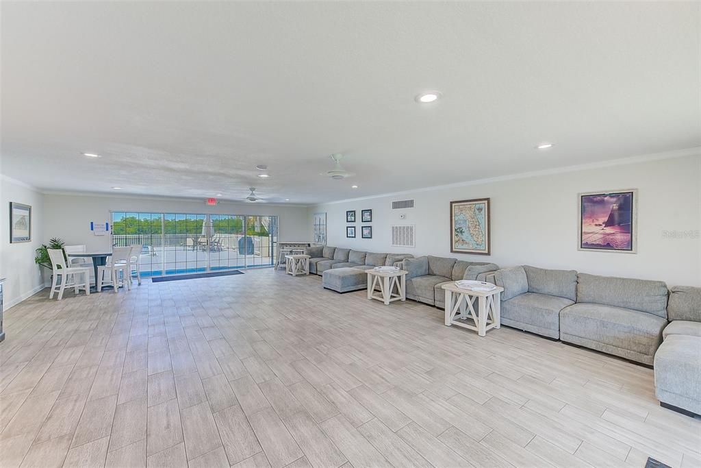 待售: $199,000 (1 贝兹, 1 浴室, 827 平方英尺)