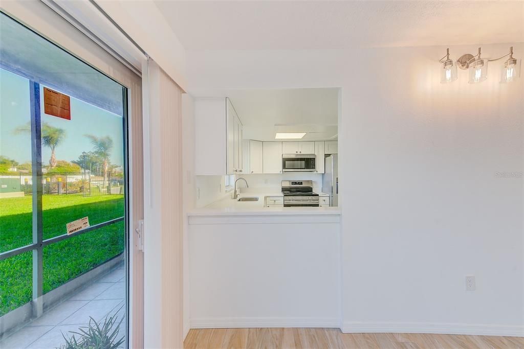 待售: $199,000 (1 贝兹, 1 浴室, 827 平方英尺)