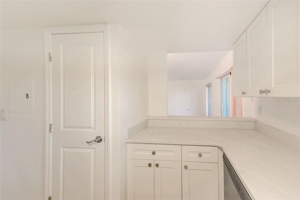 待售: $199,000 (1 贝兹, 1 浴室, 827 平方英尺)