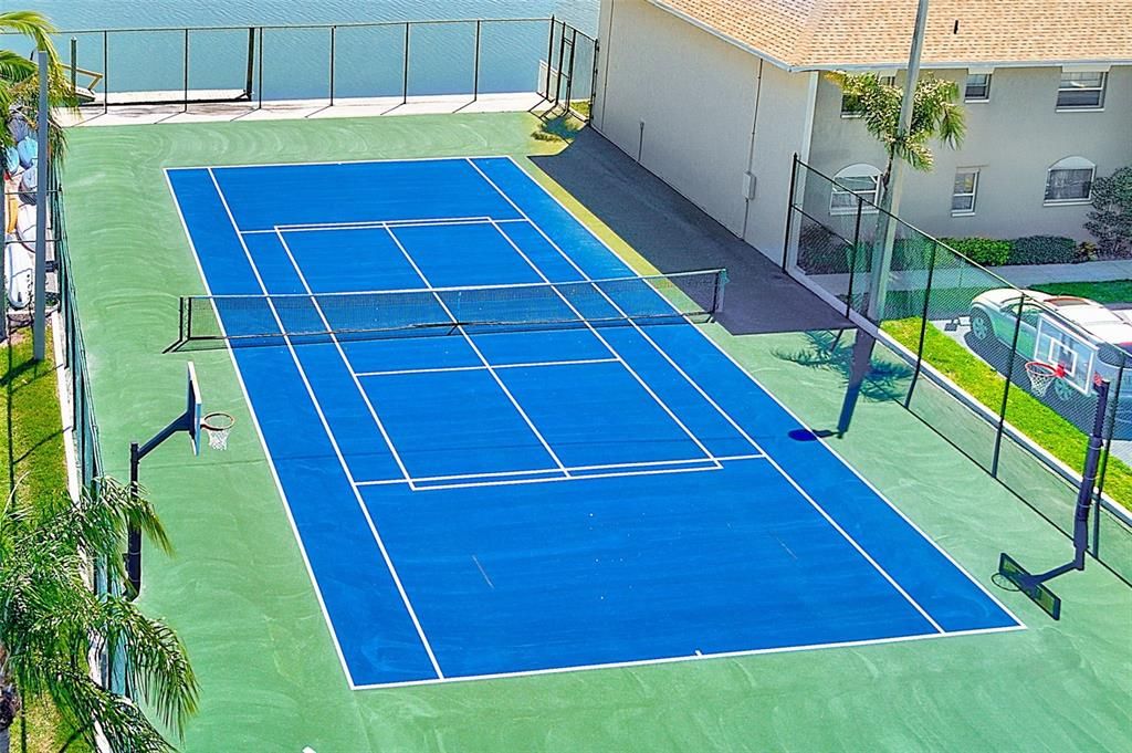 待售: $199,000 (1 贝兹, 1 浴室, 827 平方英尺)