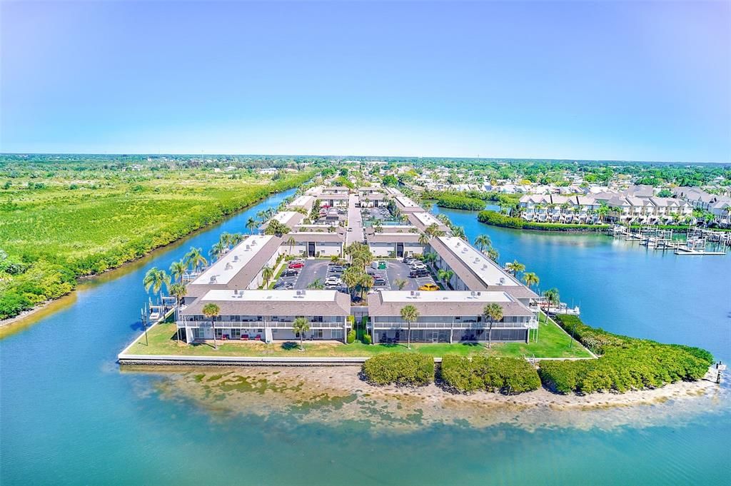 待售: $199,000 (1 贝兹, 1 浴室, 827 平方英尺)