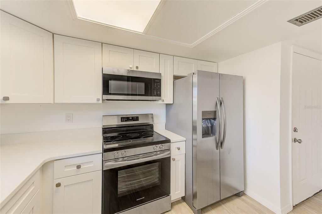 待售: $199,000 (1 贝兹, 1 浴室, 827 平方英尺)