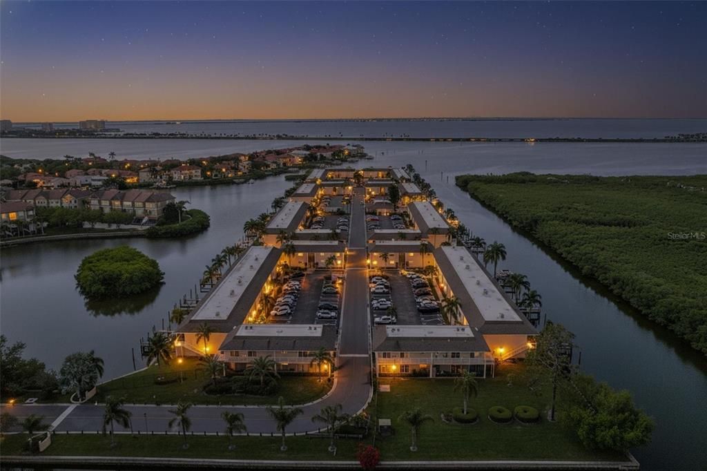 待售: $199,000 (1 贝兹, 1 浴室, 827 平方英尺)