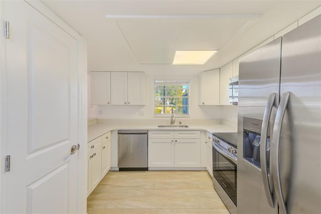 待售: $199,000 (1 贝兹, 1 浴室, 827 平方英尺)