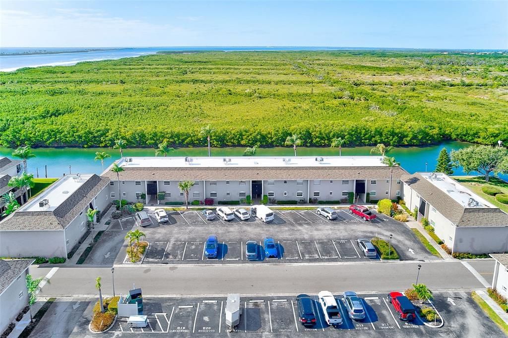 待售: $199,000 (1 贝兹, 1 浴室, 827 平方英尺)