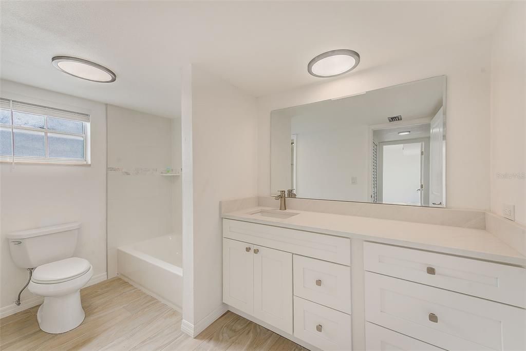 待售: $199,000 (1 贝兹, 1 浴室, 827 平方英尺)