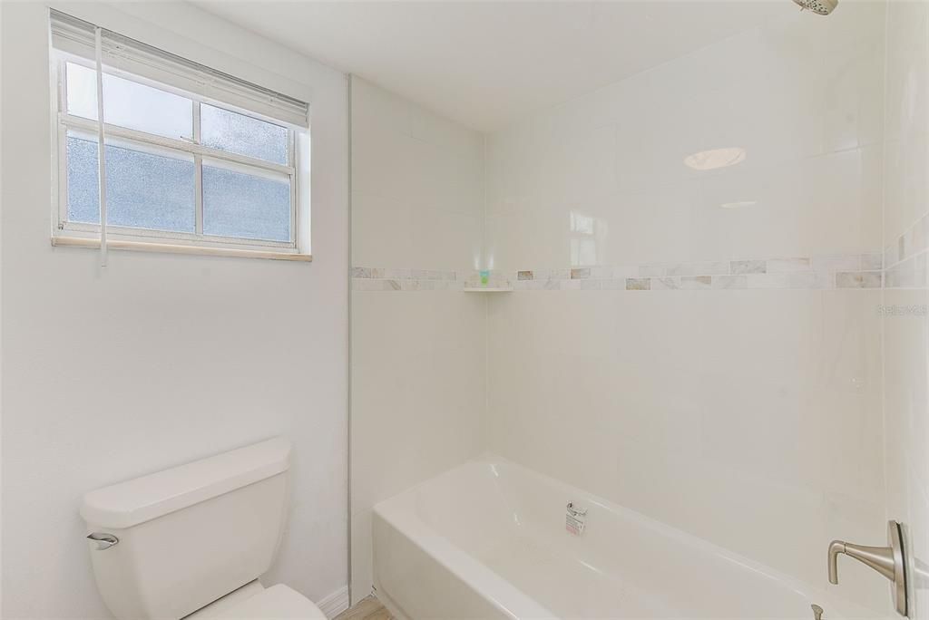 待售: $199,000 (1 贝兹, 1 浴室, 827 平方英尺)