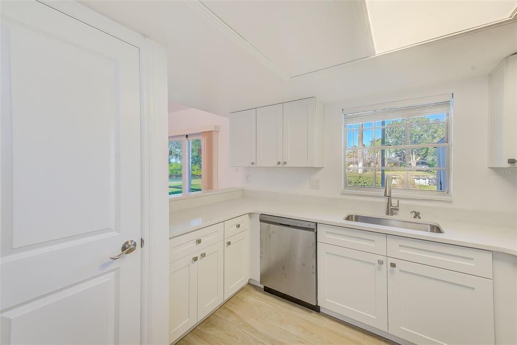 待售: $199,000 (1 贝兹, 1 浴室, 827 平方英尺)