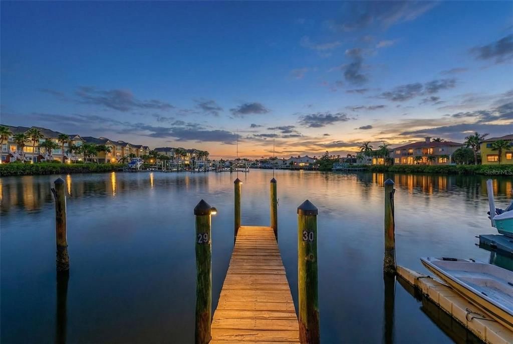 待售: $199,000 (1 贝兹, 1 浴室, 827 平方英尺)