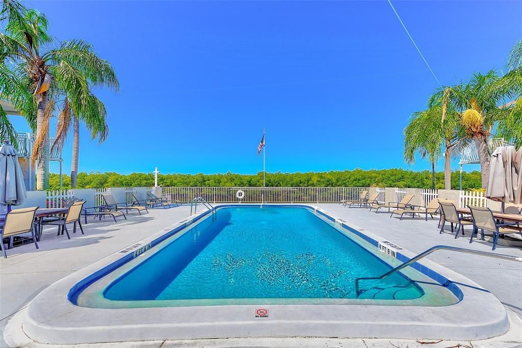 待售: $199,000 (1 贝兹, 1 浴室, 827 平方英尺)