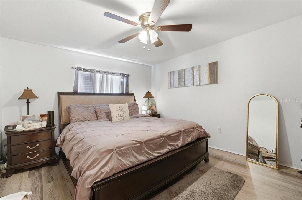 En Venta: $290,000 (4 camas, 2 baños, 1677 Pies cuadrados)