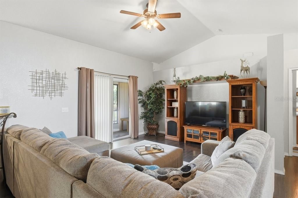 En Venta: $290,000 (4 camas, 2 baños, 1677 Pies cuadrados)