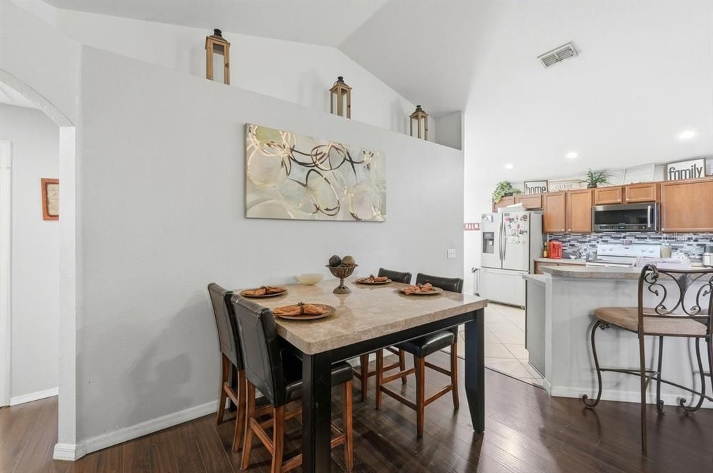 En Venta: $290,000 (4 camas, 2 baños, 1677 Pies cuadrados)