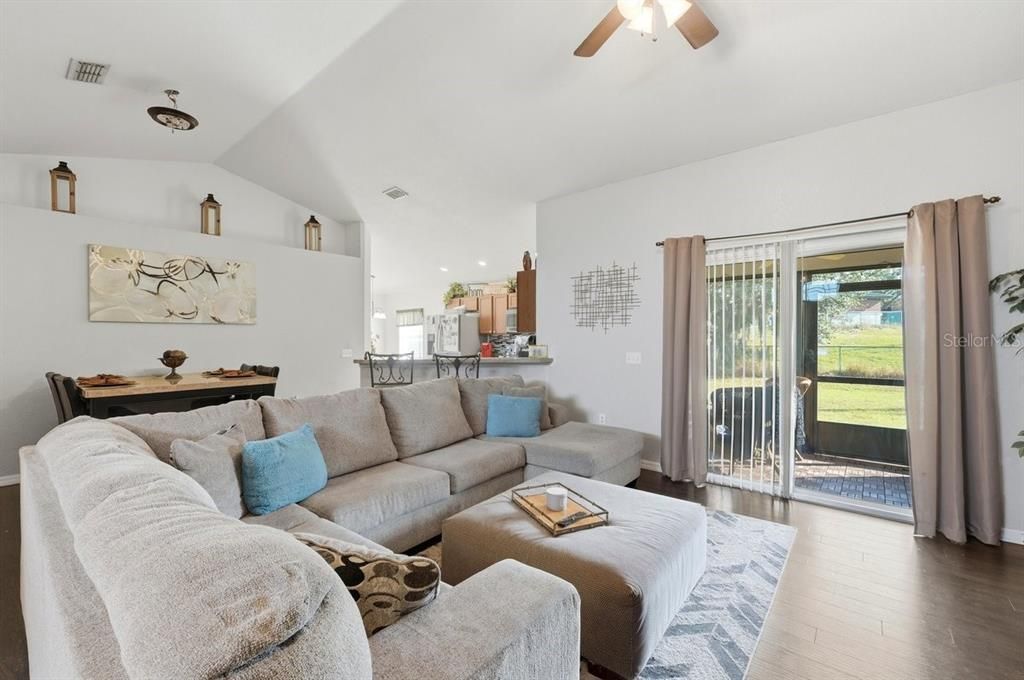 En Venta: $290,000 (4 camas, 2 baños, 1677 Pies cuadrados)