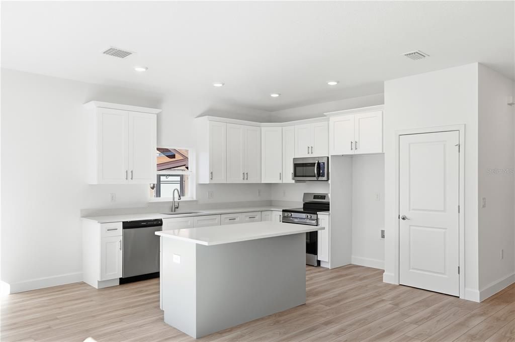 На продажу: $399,000 (3 спален, 2 ванн, 1708 Квадратных фут)