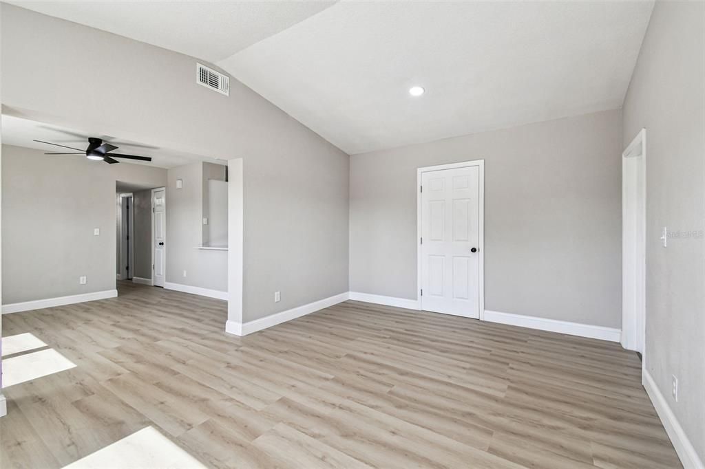 待售: $325,000 (3 贝兹, 1 浴室, 1085 平方英尺)