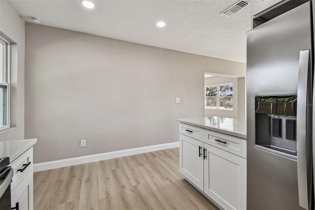 待售: $325,000 (3 贝兹, 1 浴室, 1085 平方英尺)