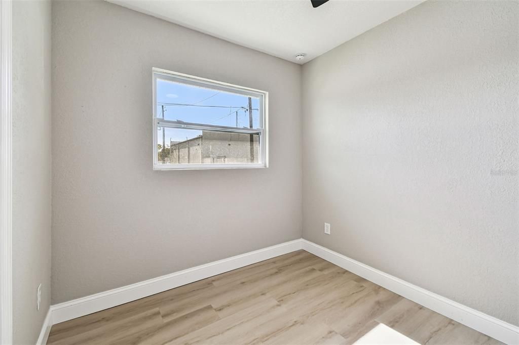 待售: $325,000 (3 贝兹, 1 浴室, 1085 平方英尺)