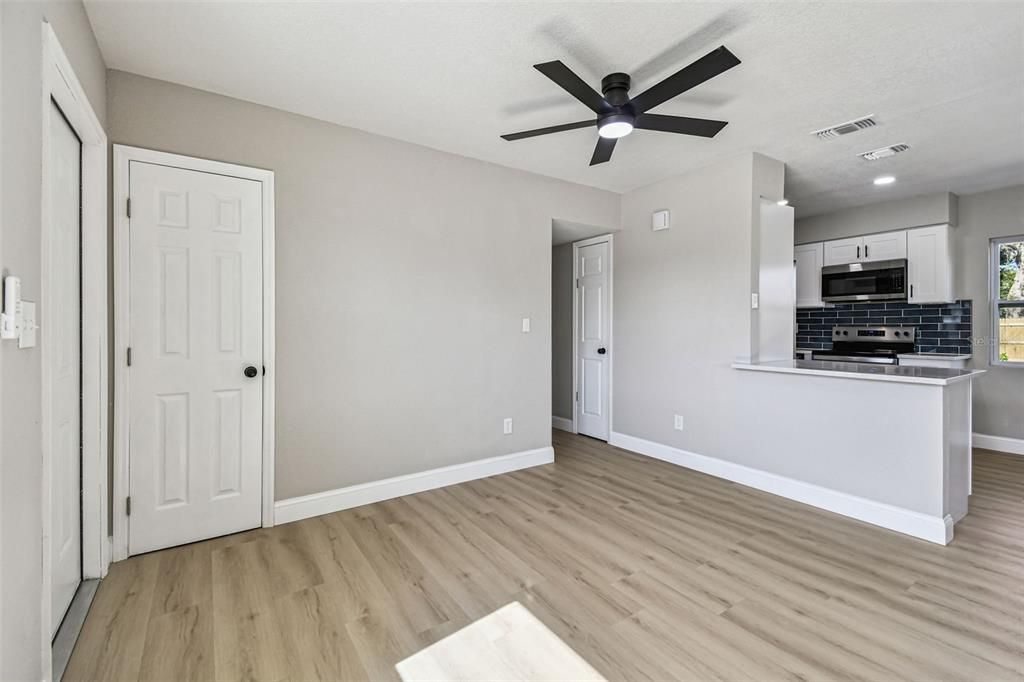 待售: $325,000 (3 贝兹, 1 浴室, 1085 平方英尺)