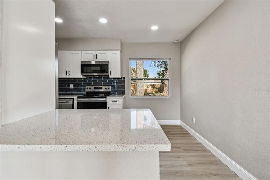 待售: $325,000 (3 贝兹, 1 浴室, 1085 平方英尺)