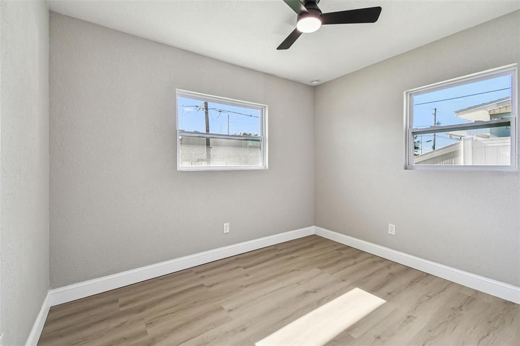 待售: $325,000 (3 贝兹, 1 浴室, 1085 平方英尺)