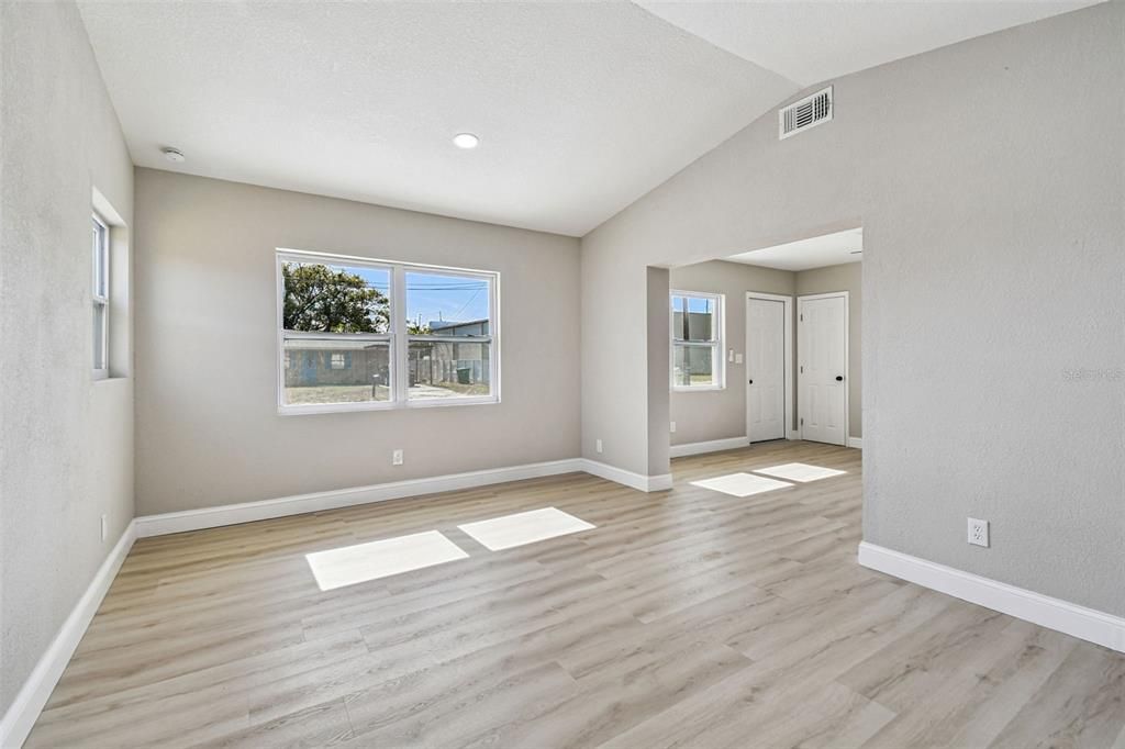 待售: $325,000 (3 贝兹, 1 浴室, 1085 平方英尺)