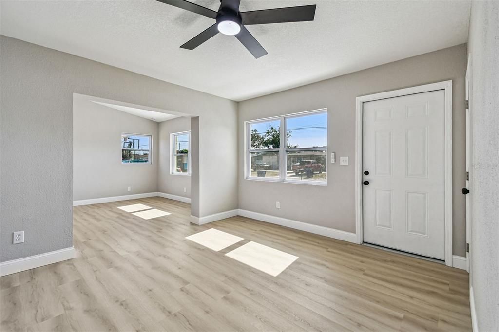 待售: $325,000 (3 贝兹, 1 浴室, 1085 平方英尺)