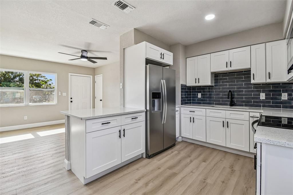 待售: $325,000 (3 贝兹, 1 浴室, 1085 平方英尺)