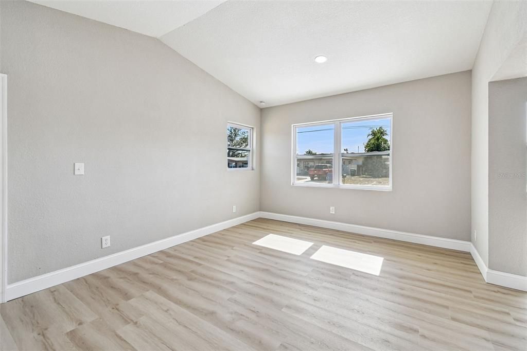 待售: $325,000 (3 贝兹, 1 浴室, 1085 平方英尺)