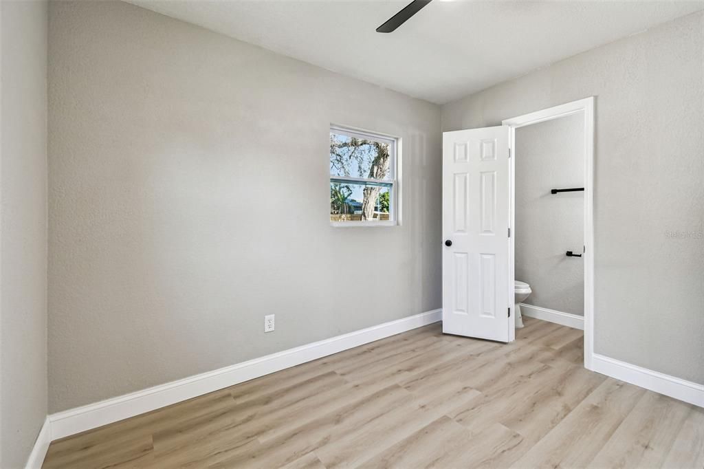 待售: $325,000 (3 贝兹, 1 浴室, 1085 平方英尺)