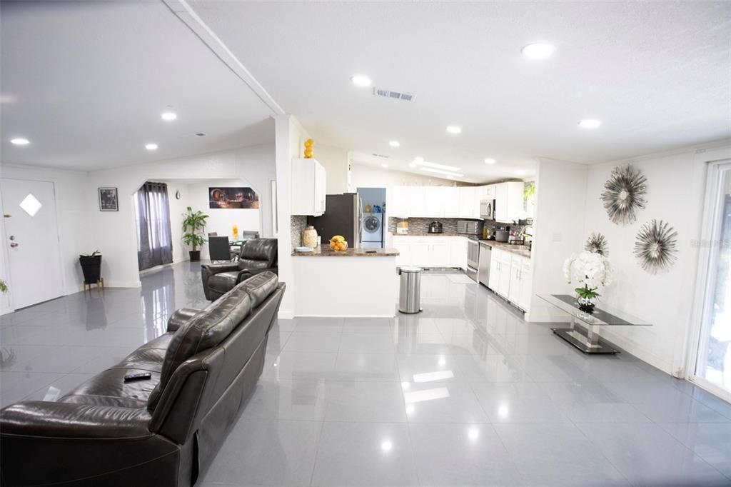 En Venta: $395,000 (4 camas, 2 baños, 2128 Pies cuadrados)