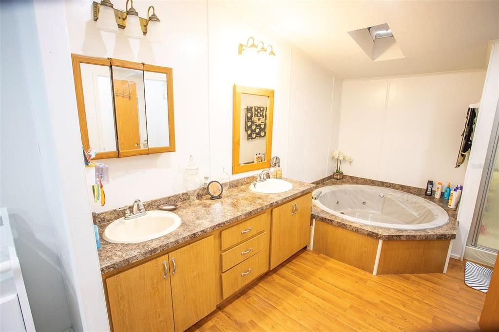 En Venta: $395,000 (4 camas, 2 baños, 2128 Pies cuadrados)