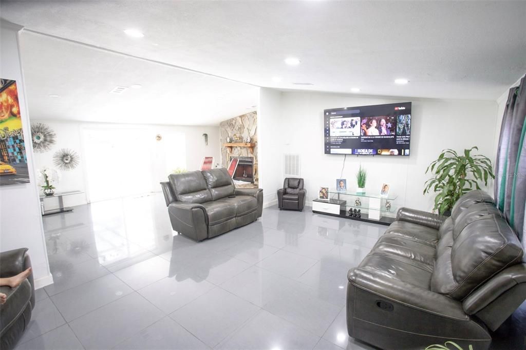 En Venta: $395,000 (4 camas, 2 baños, 2128 Pies cuadrados)